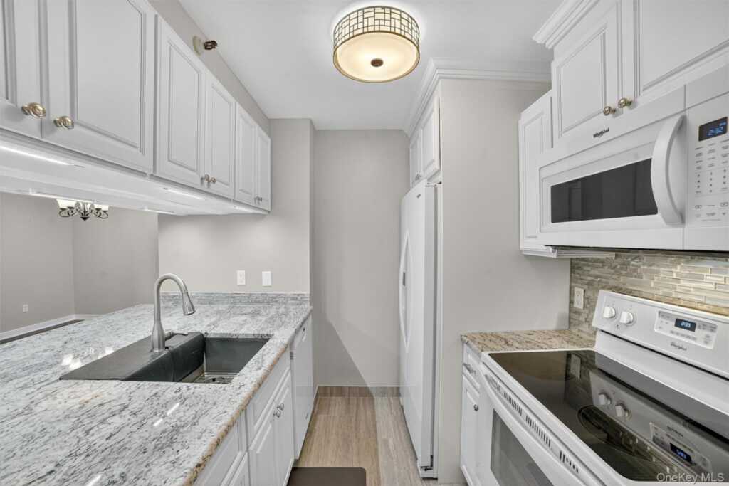 25 Rockledge Avenue, Unit #901W, White Plains, NY 10601 - Photo 5 of 33