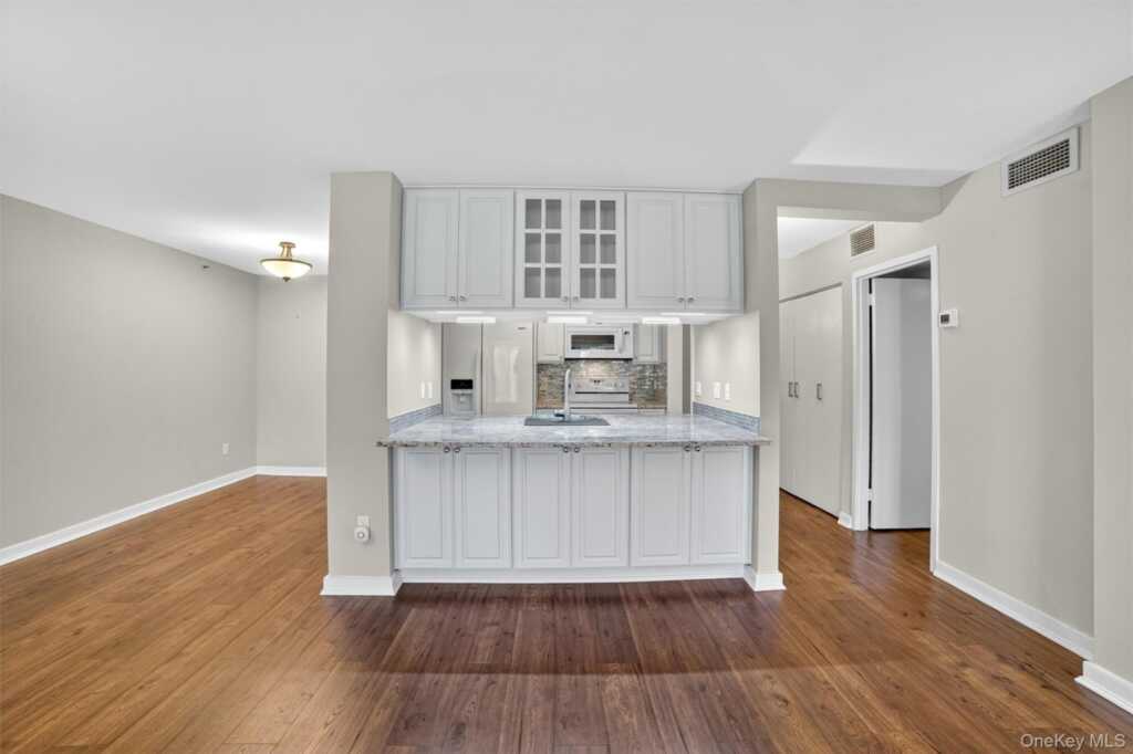 25 Rockledge Avenue, Unit #901W, White Plains, NY 10601 - Photo 8 of 33