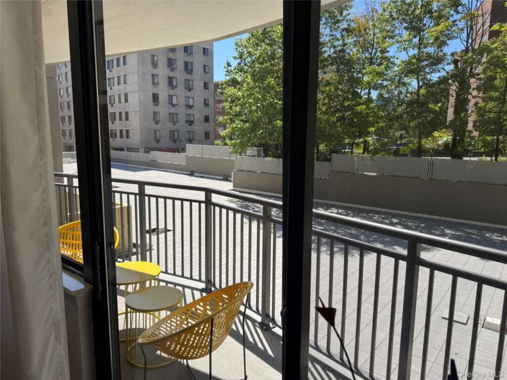 15 Stewart Place, Unit #2J, White Plains, NY 10603 - Photo 3 of 12