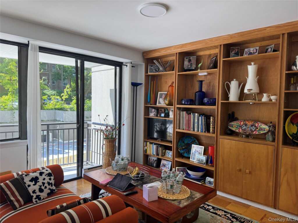 15 Stewart Place, Unit #2J, White Plains, NY 10603 - Photo 4 of 12