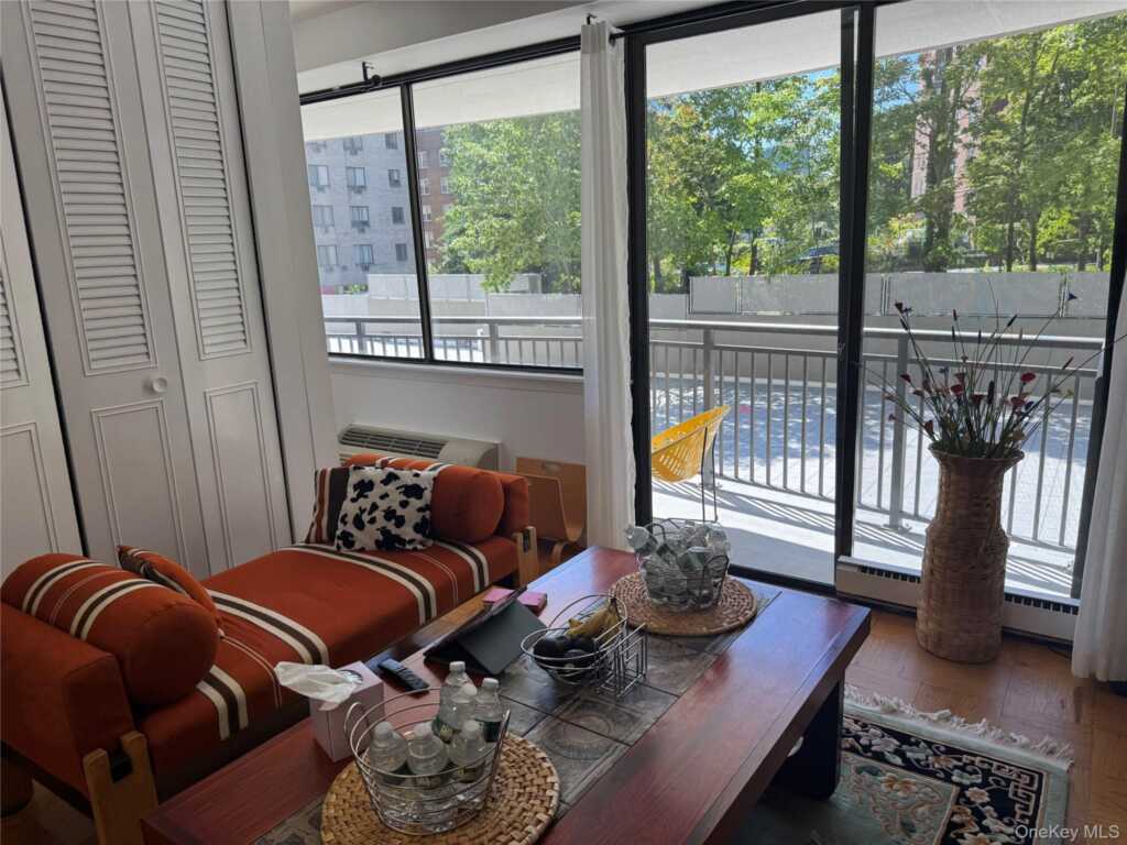 15 Stewart Place, Unit #2J, White Plains, NY 10603 - Photo 5 of 12