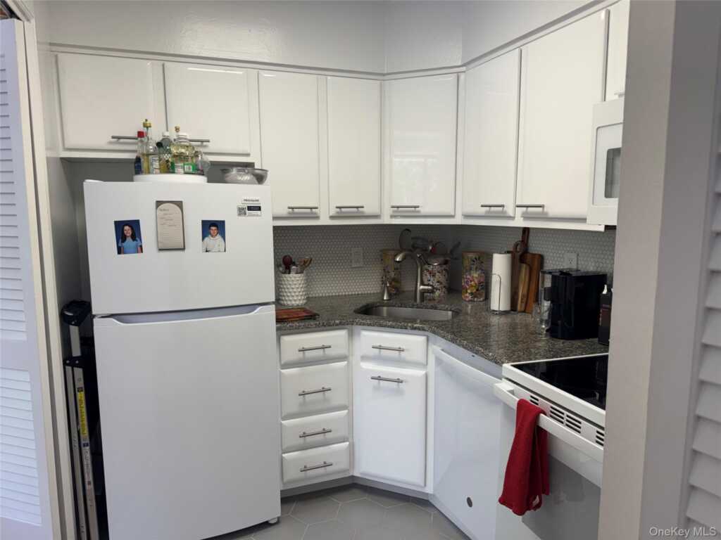 15 Stewart Place, Unit #2J, White Plains, NY 10603 - Photo 7 of 12