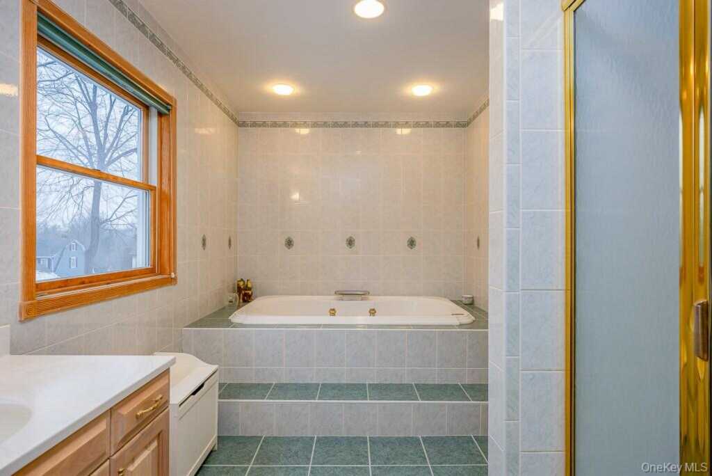 332 Middletown Road, Pearl River, NY 10965 - Photo 19 of 38