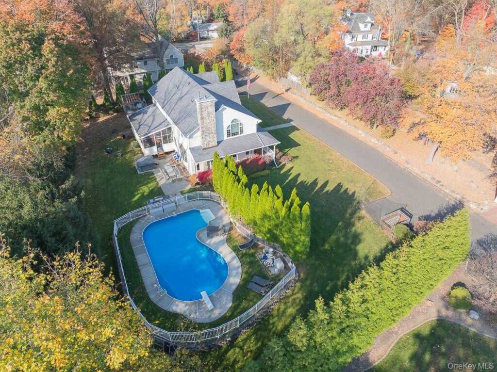 332 Middletown Road, Pearl River, NY 10965 - Photo 3 of 38