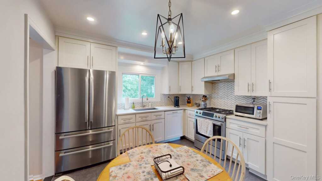 15 Iselin Drive, New Rochelle, NY 10804 - Photo 14 of 36