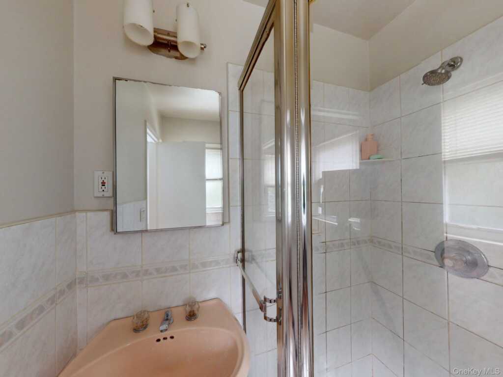 15 Iselin Drive, New Rochelle, NY 10804 - Photo 24 of 36