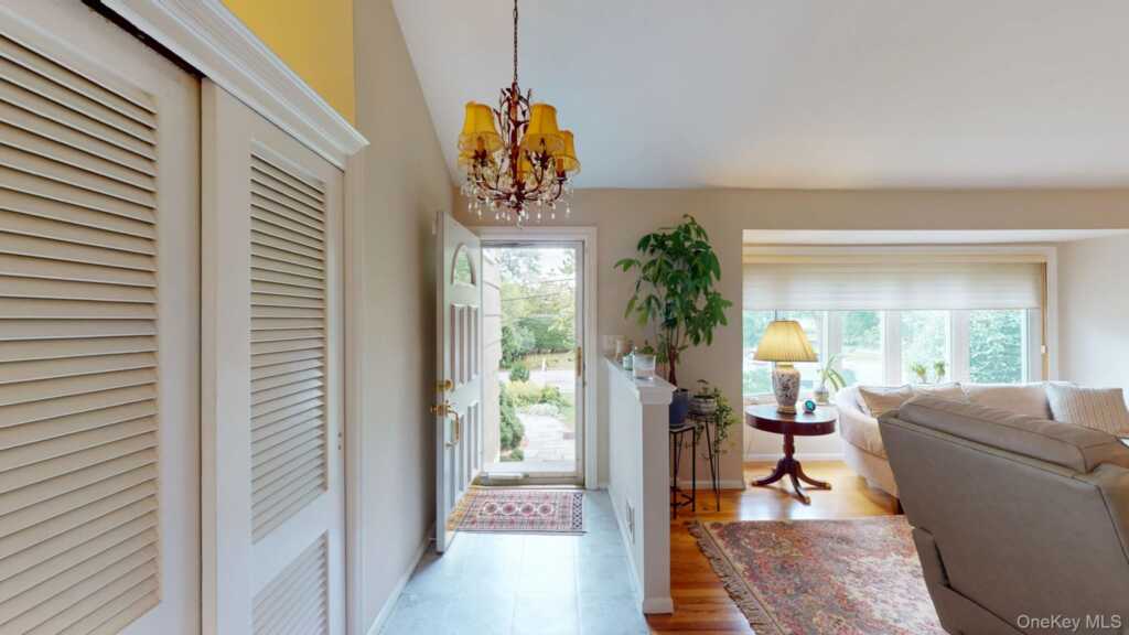 15 Iselin Drive, New Rochelle, NY 10804 - Photo 3 of 36