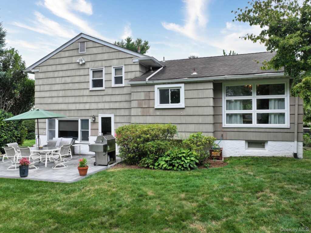 15 Iselin Drive, New Rochelle, NY 10804 - Photo 33 of 36