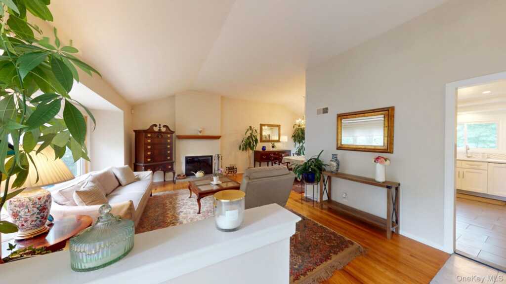 15 Iselin Drive, New Rochelle, NY 10804 - Photo 4 of 36