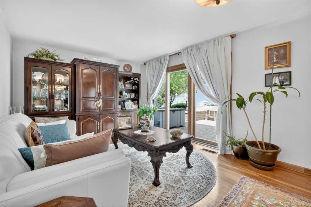 99 Spencer Drive, New Rochelle, NY 10801 - Photo 11 of 38