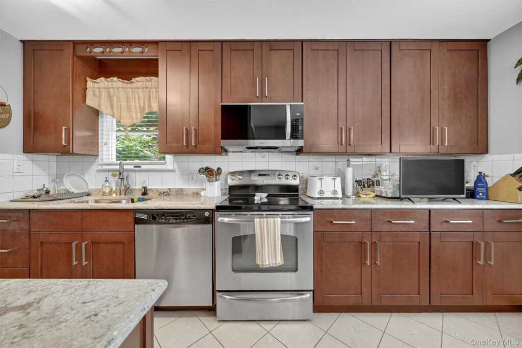 99 Spencer Drive, New Rochelle, NY 10801 - Photo 5 of 38