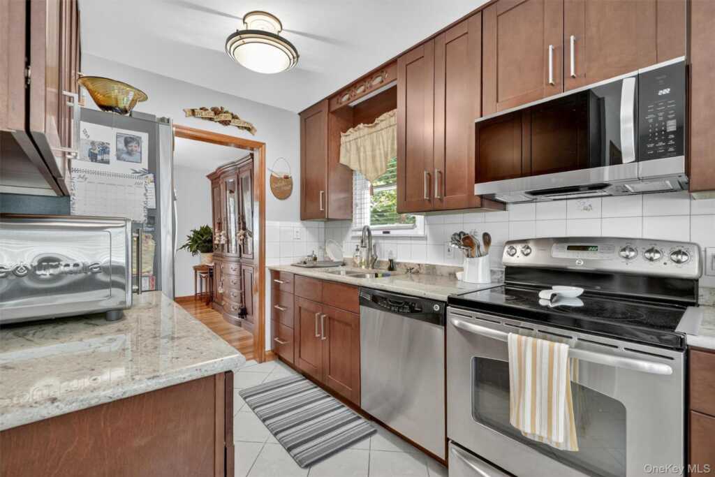 99 Spencer Drive, New Rochelle, NY 10801 - Photo 6 of 38