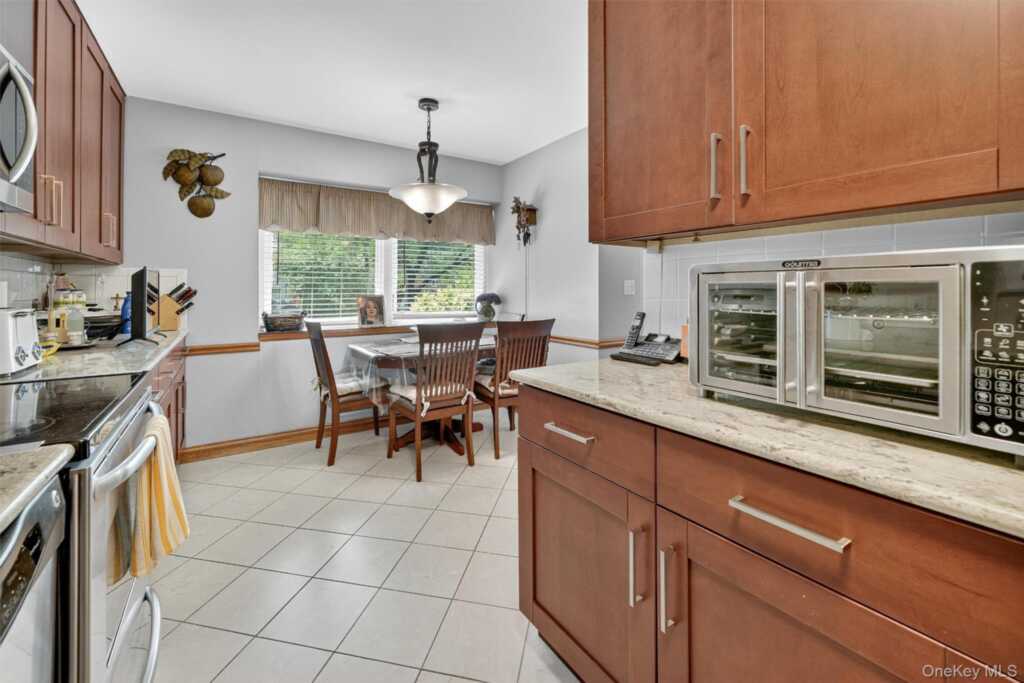 99 Spencer Drive, New Rochelle, NY 10801 - Photo 7 of 38