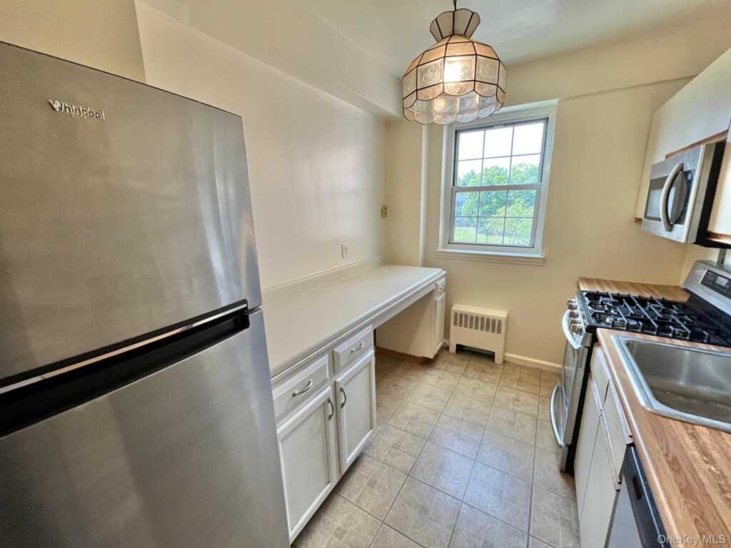 210 Pelham Road, Unit #4G, New Rochelle, NY 10805 - Photo 3 of 21