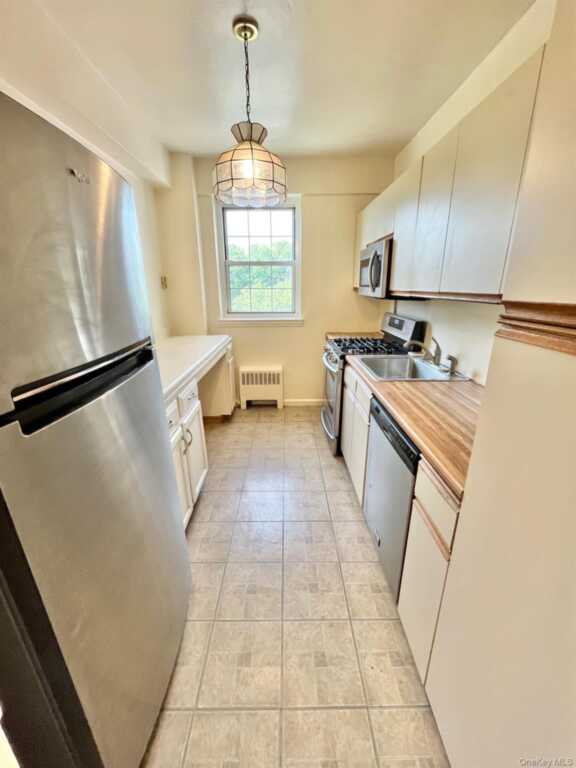 210 Pelham Road, Unit #4G, New Rochelle, NY 10805 - Photo 4 of 21
