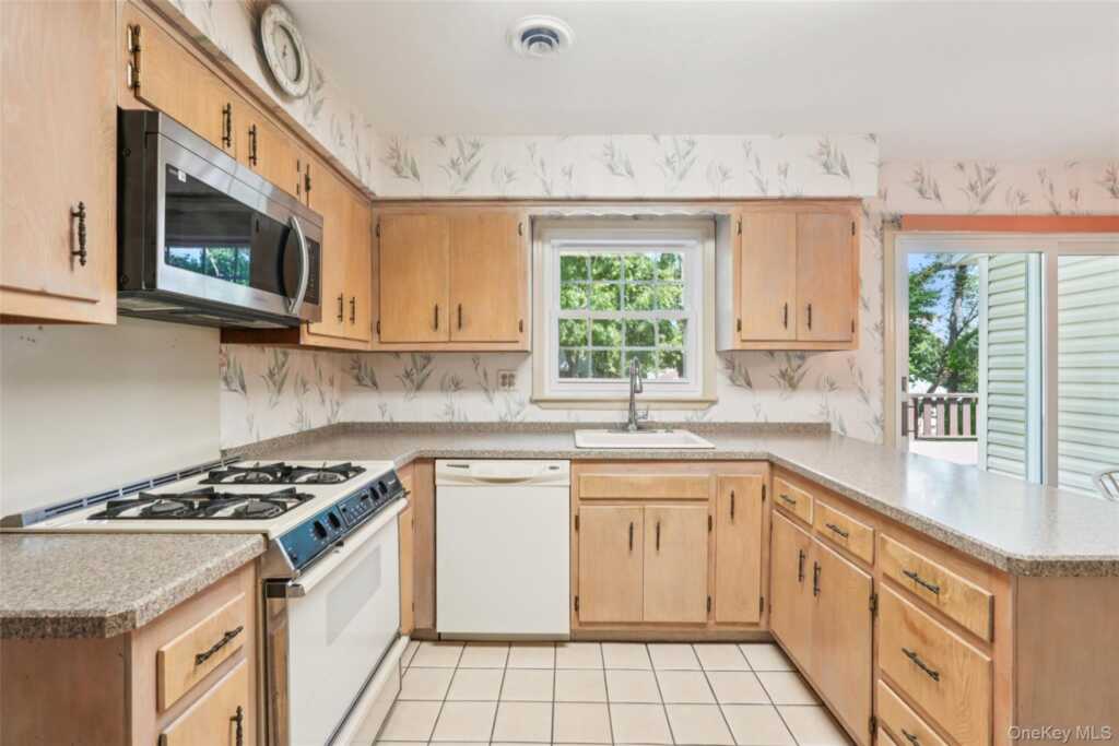 11 Kendall Drive, New City, NY 10956 - Photo 15 of 50