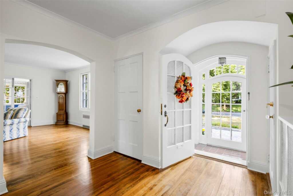 5 Antler Place, New Rochelle, NY 10804 - Photo 4 of 33