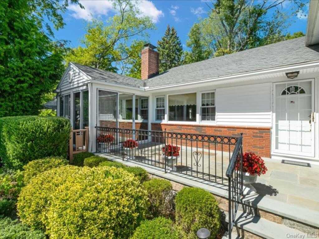 40 Cerreta Lane, New Rochelle, NY 10583 - Photo 2 of 22