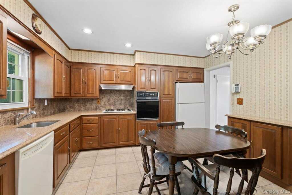 40 Cerreta Lane, New Rochelle, NY 10583 - Photo 7 of 22