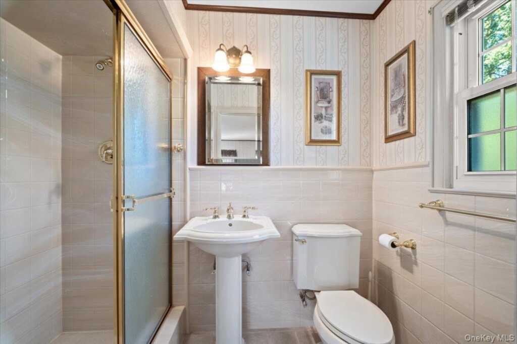40 Cerreta Lane, New Rochelle, NY 10583 - Photo 9 of 22