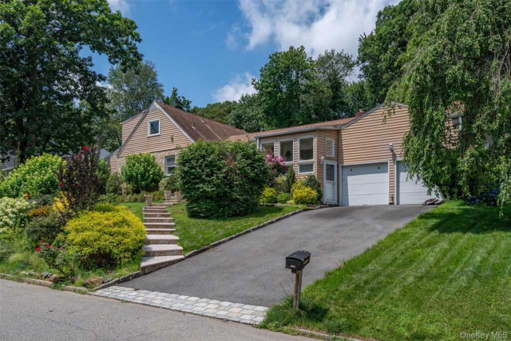 130 Wood Hollow Lane, New Rochelle, NY 10804