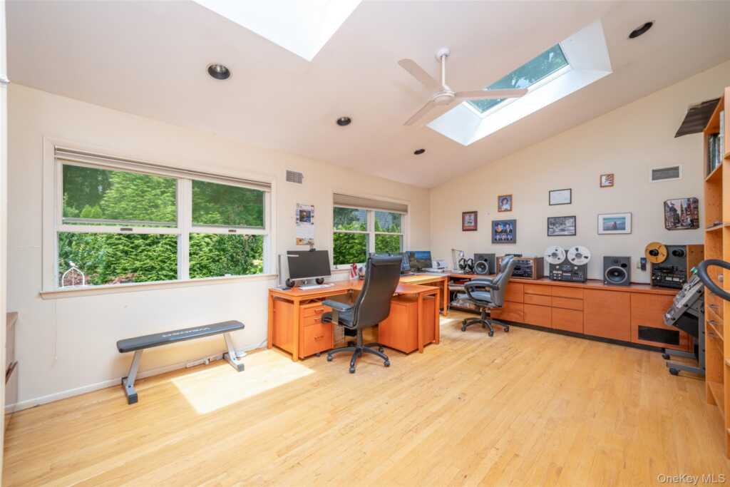 130 Wood Hollow Lane, New Rochelle, NY 10804 - Photo 10 of 42
