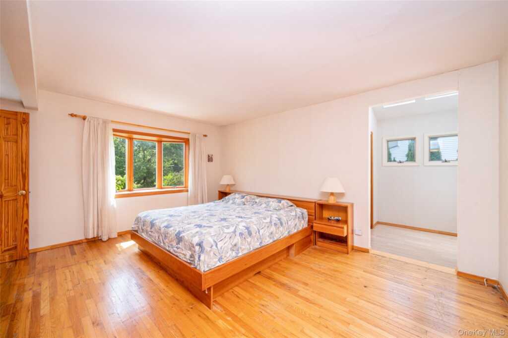 130 Wood Hollow Lane, New Rochelle, NY 10804 - Photo 13 of 42