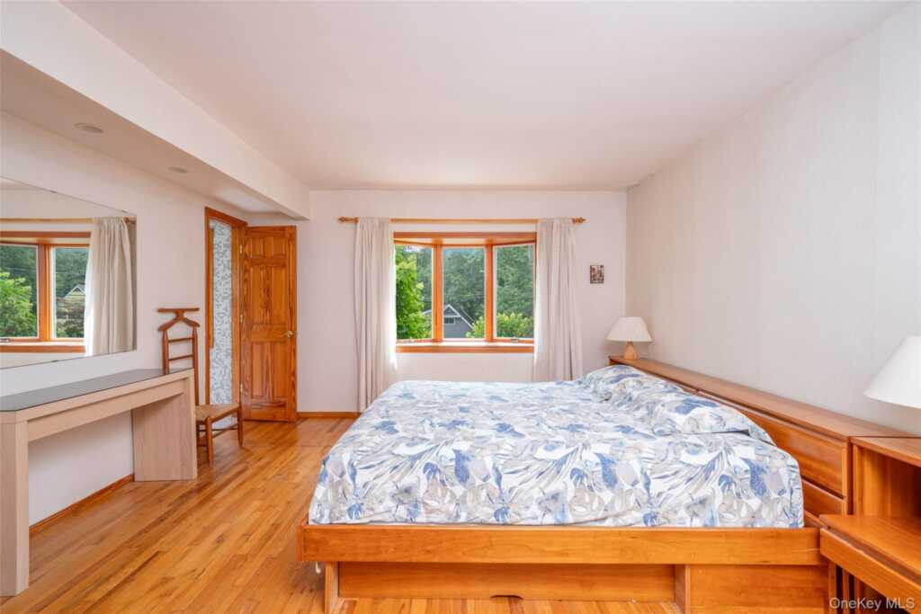 130 Wood Hollow Lane, New Rochelle, NY 10804 - Photo 14 of 42
