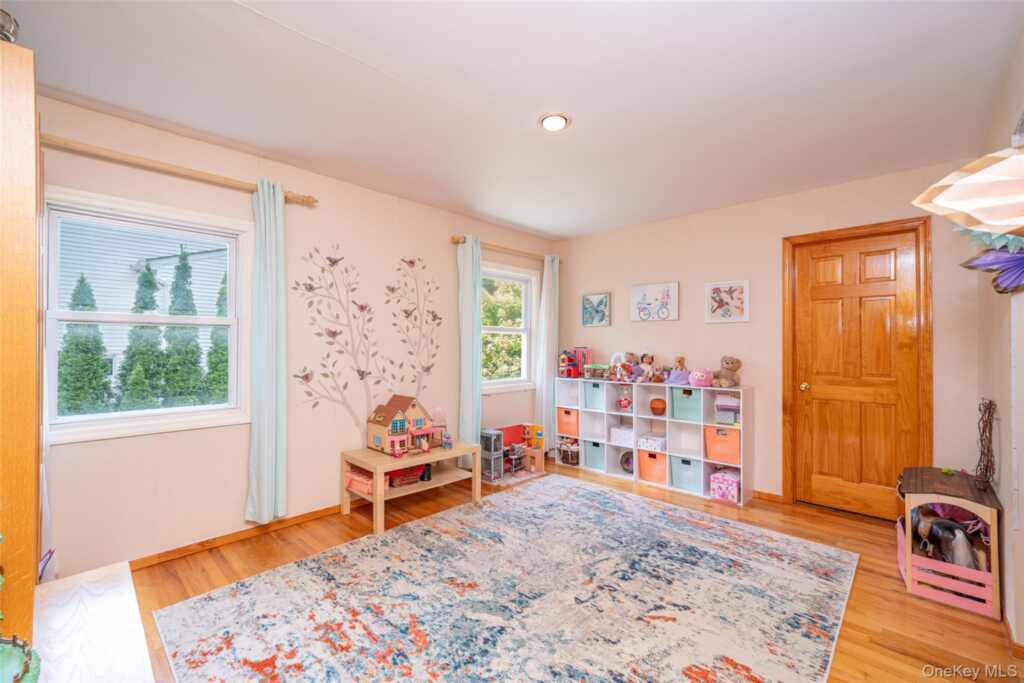130 Wood Hollow Lane, New Rochelle, NY 10804 - Photo 17 of 42