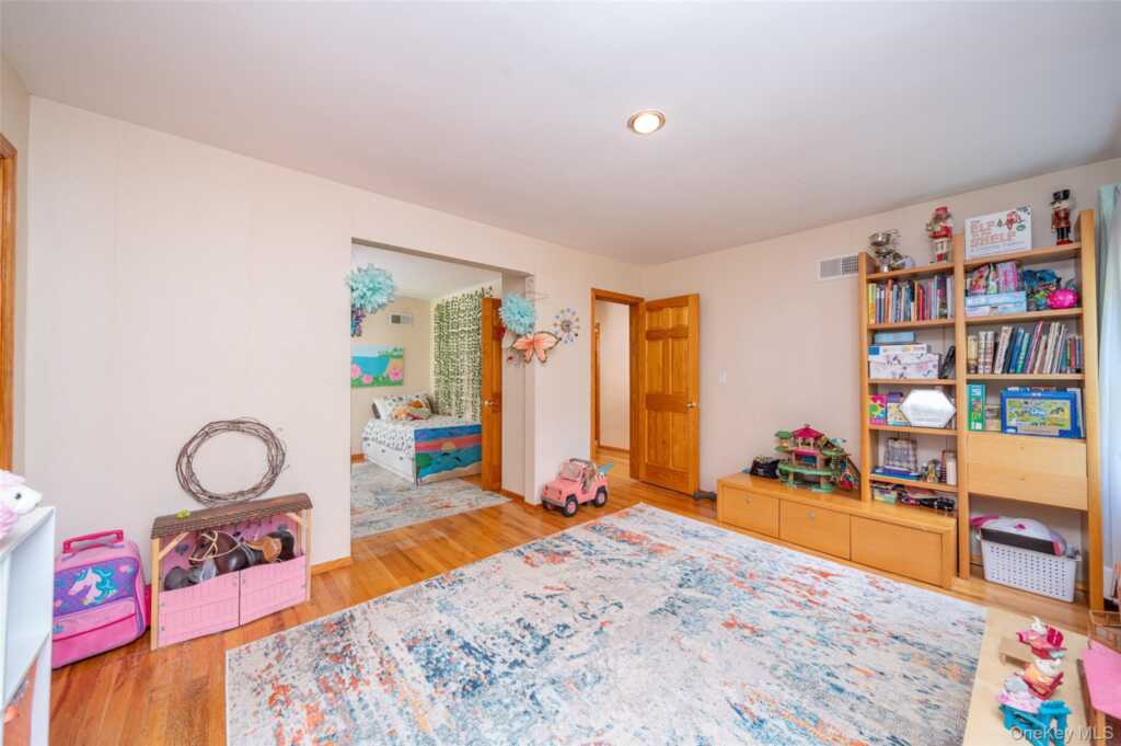 130 Wood Hollow Lane, New Rochelle, NY 10804 - Photo 18 of 42