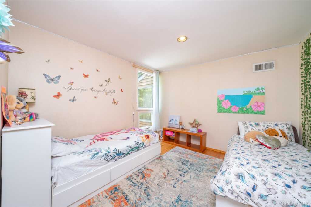 130 Wood Hollow Lane, New Rochelle, NY 10804 - Photo 19 of 42