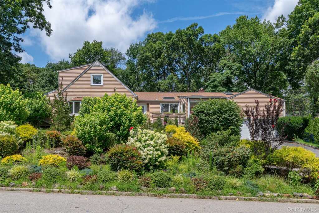 130 Wood Hollow Lane, New Rochelle, NY 10804 - Photo 2 of 42