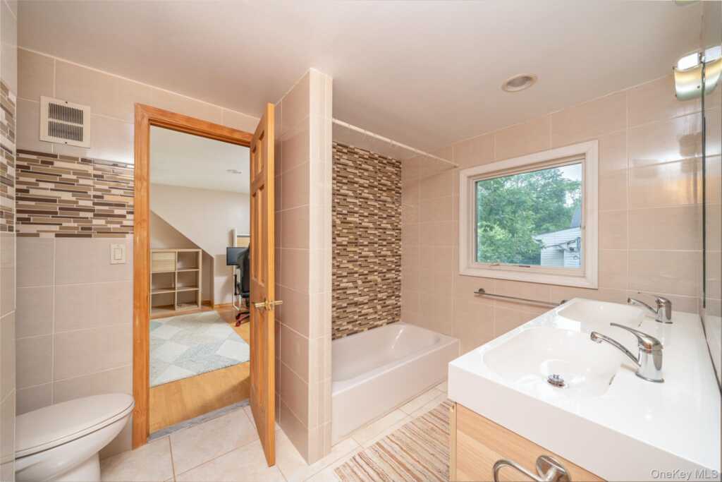 130 Wood Hollow Lane, New Rochelle, NY 10804 - Photo 23 of 42