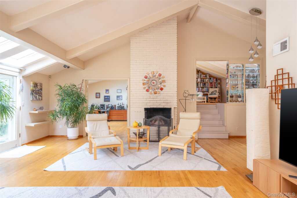 130 Wood Hollow Lane, New Rochelle, NY 10804 - Photo 3 of 42