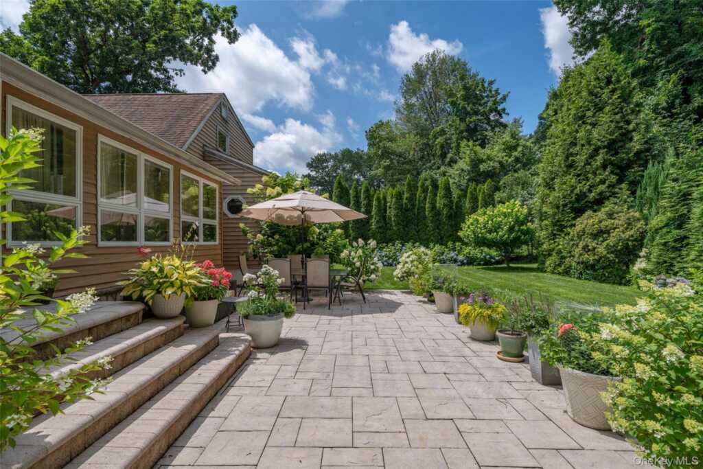 130 Wood Hollow Lane, New Rochelle, NY 10804 - Photo 32 of 42
