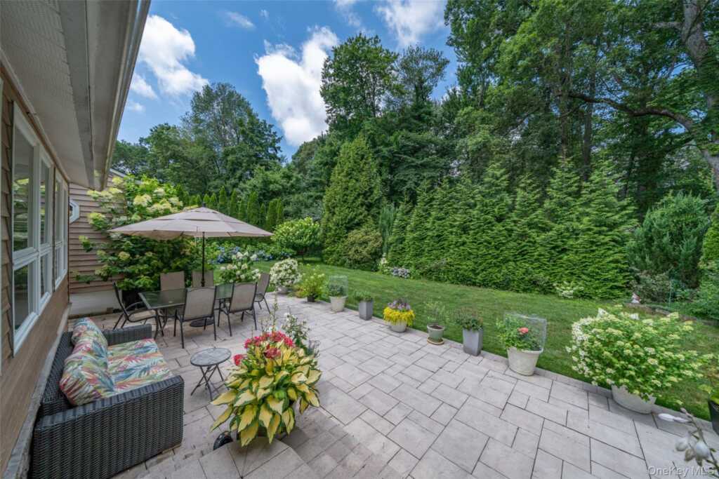 130 Wood Hollow Lane, New Rochelle, NY 10804 - Photo 33 of 42