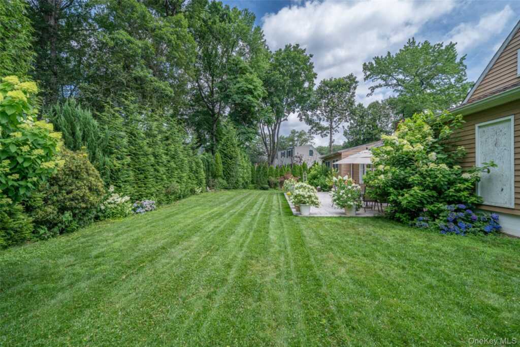130 Wood Hollow Lane, New Rochelle, NY 10804 - Photo 35 of 42