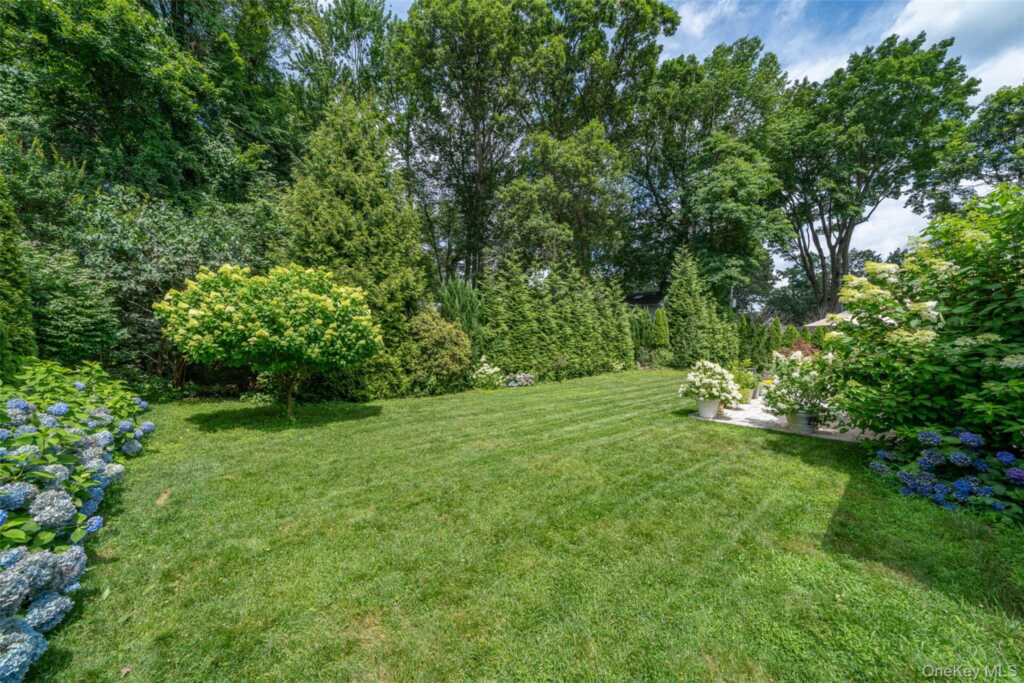 130 Wood Hollow Lane, New Rochelle, NY 10804 - Photo 36 of 42