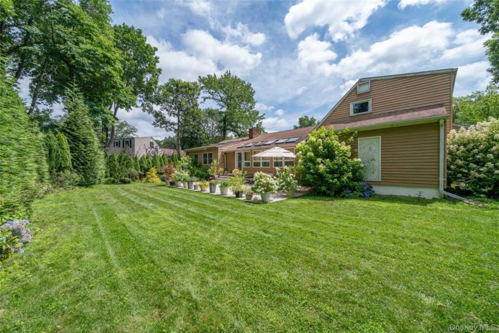 130 Wood Hollow Lane, New Rochelle, NY 10804 - Photo 37 of 42