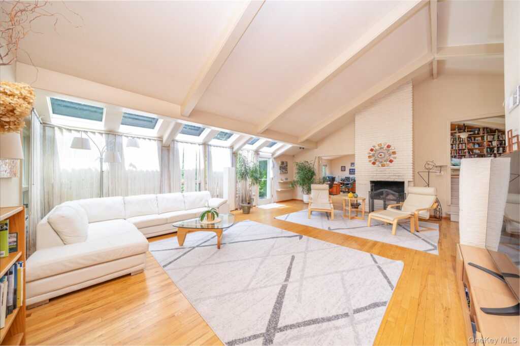 130 Wood Hollow Lane, New Rochelle, NY 10804 - Photo 4 of 42