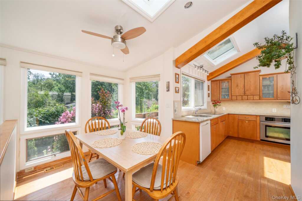 130 Wood Hollow Lane, New Rochelle, NY 10804 - Photo 7 of 42