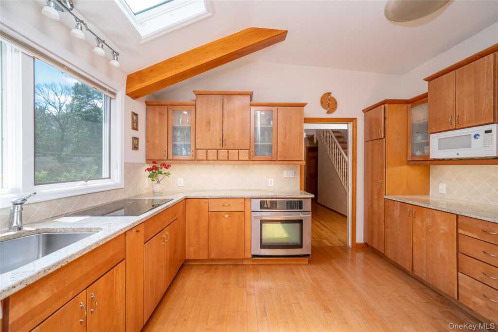 130 Wood Hollow Lane, New Rochelle, NY 10804 - Photo 8 of 42