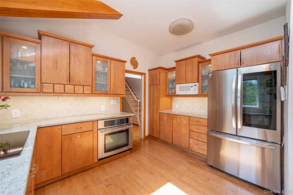 130 Wood Hollow Lane, New Rochelle, NY 10804 - Photo 9 of 42