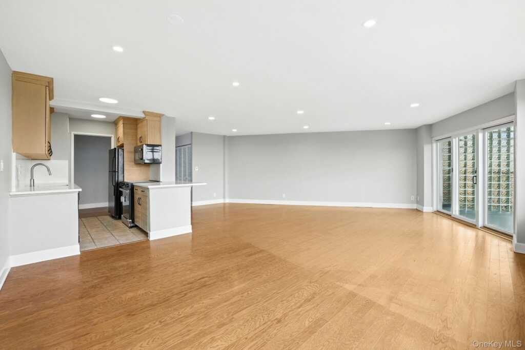 12 Old Mamaroneck Road, Unit #7C, White Plains, NY 10605 - Photo 21 of 46