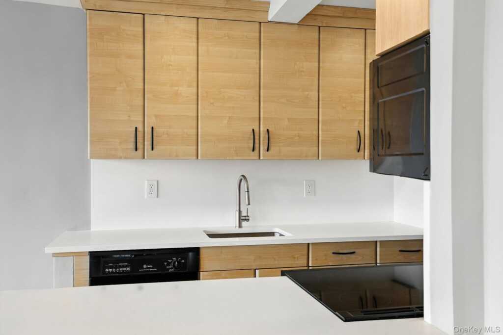 12 Old Mamaroneck Road, Unit #7C, White Plains, NY 10605 - Photo 4 of 46