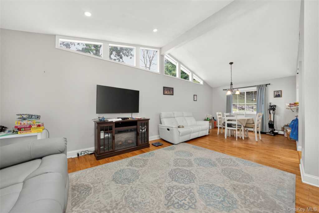 17 John F Kennedy Drive, Stony Point, NY 10980 - Photo 4 of 50