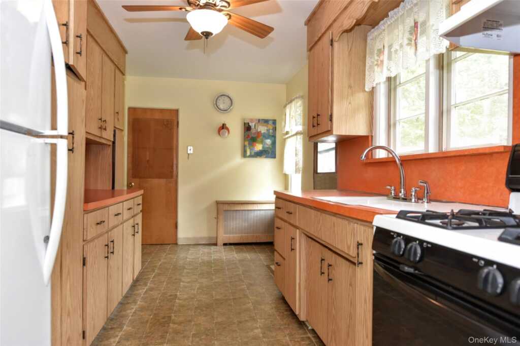 4 Susan Drive, New City, NY 10956 - Photo 11 of 29