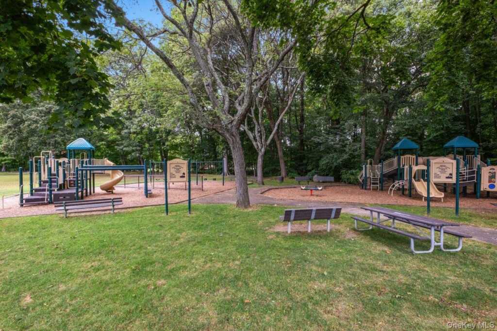 118 Winding Brook Road, New Rochelle, NY 10804 - Photo 20 of 23