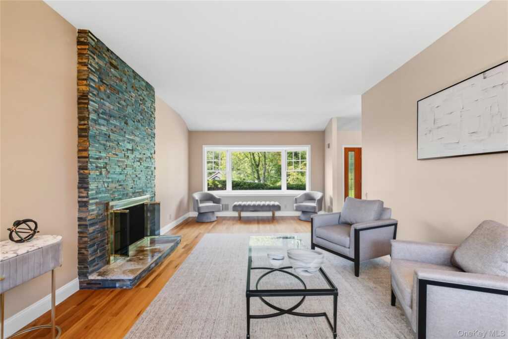 118 Winding Brook Road, New Rochelle, NY 10804 - Photo 3 of 23
