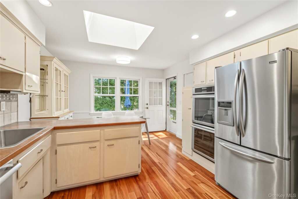 118 Winding Brook Road, New Rochelle, NY 10804 - Photo 5 of 23